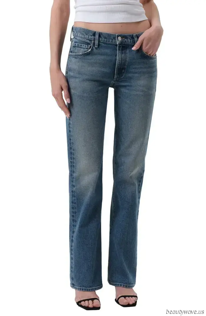 Wer jetzt in einem weißen T-Shirt cool aussehen will, trägt dazu diesen altmodischen Denim‑Trend.