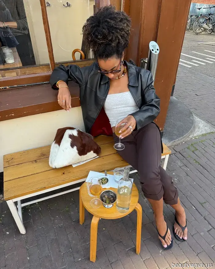 Nein, keine Ballerinas oder Turnschuhe&mdash;Modeleute kombinieren ihre Leggings stattdessen mit diesem flachen Schuhtrend.