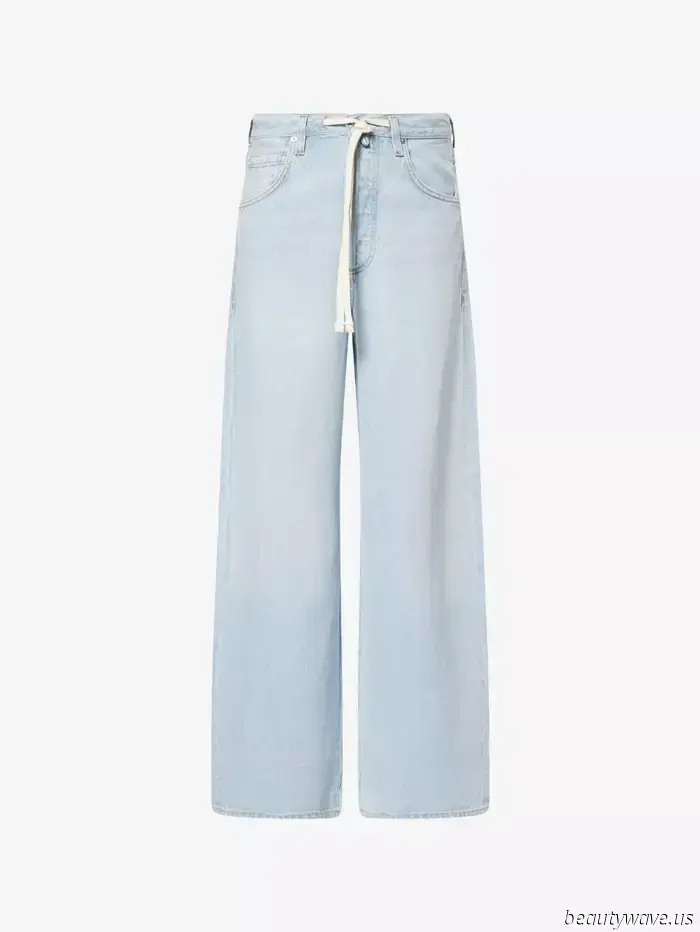 This summer denim trend is completely different from skinny jeans, and I’m noticing it everywhere.