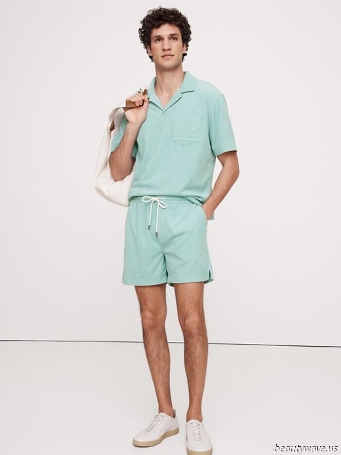 As a Shopping Director residing in Banana Republic, here are the 40 items that I consider to be the most stylish at the moment.