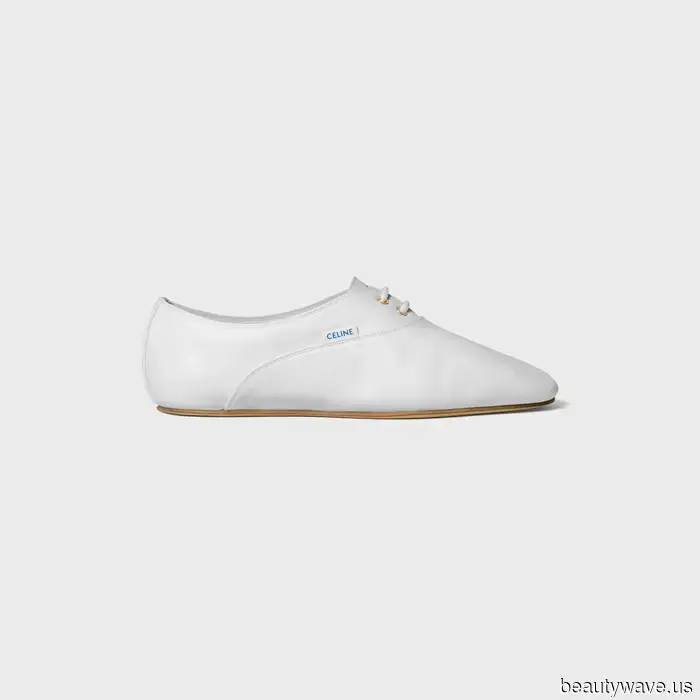 Espera&mdash;En lugar de bailarinas, prueba la tendencia alternativa de zapatos planos que Lily Collins acaba de usar en París.