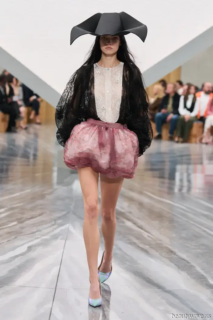 Chaquetas Bar reducidas, sombreros escultóricos y un gran paisaje de fantasía: Jonathan Anderson inicia un nuevo capítulo en Dior.