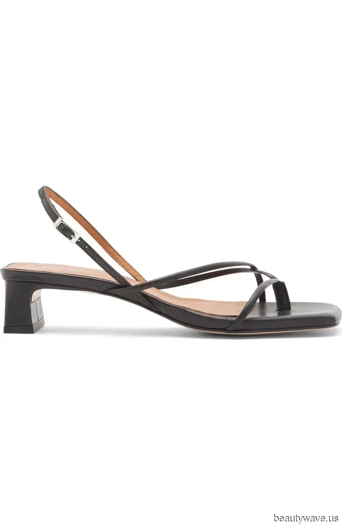 Estoy usando zapatillas, sandalias y zapatos planos hasta nuevo aviso—me gustan estos 28 de Nordstrom.