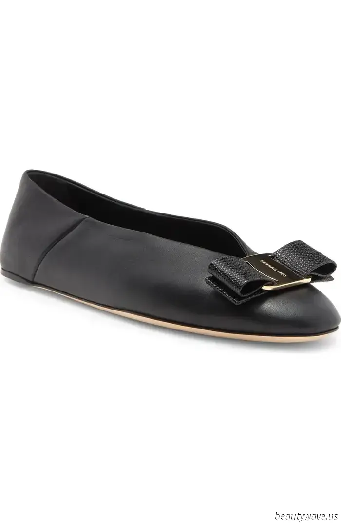 Skip the sneakers—this is the elegant flat-shoe style that French women pair with three different types of casual trousers.