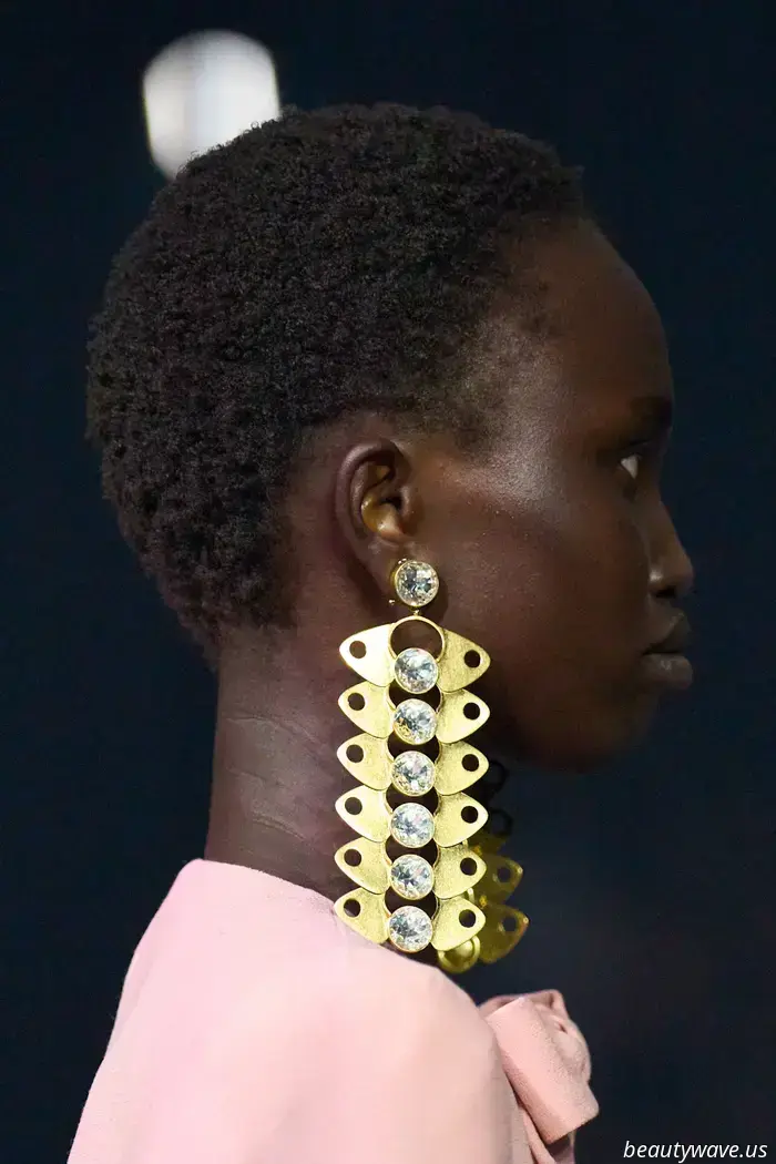 Alessandro Michele bringt sanfte Eleganz und zarte Romantik für Valentinos Frühjahr 2026