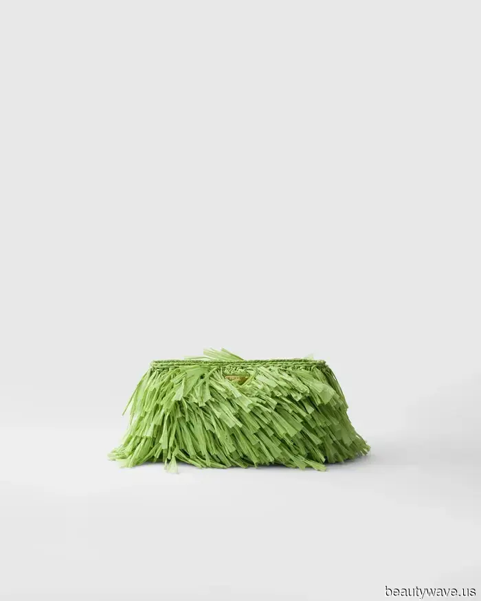 This is the chic bag style that will elevate the appearance of all your outfits, giving them a luxurious look.