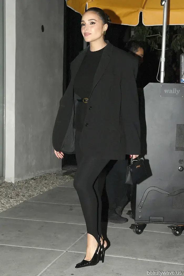 This is the sole legging trend that celebrities pair with heels—without a doubt.