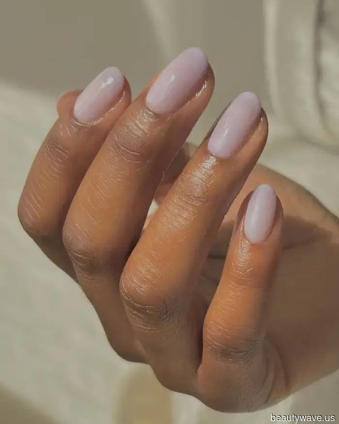 Non latte, non glassato&mdash;le unghie "Tulle" sono la tendenza della manicure neutra da richiedere questo autunno