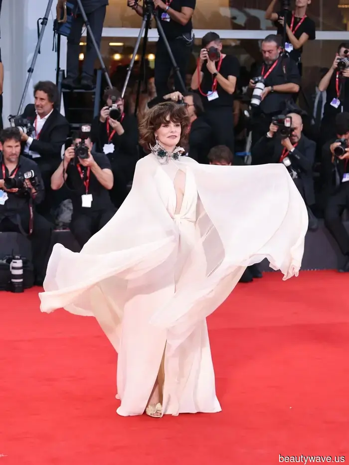 Los únicos looks de la alfombra roja del Festival de Cine de Venecia que necesitas ver este año.