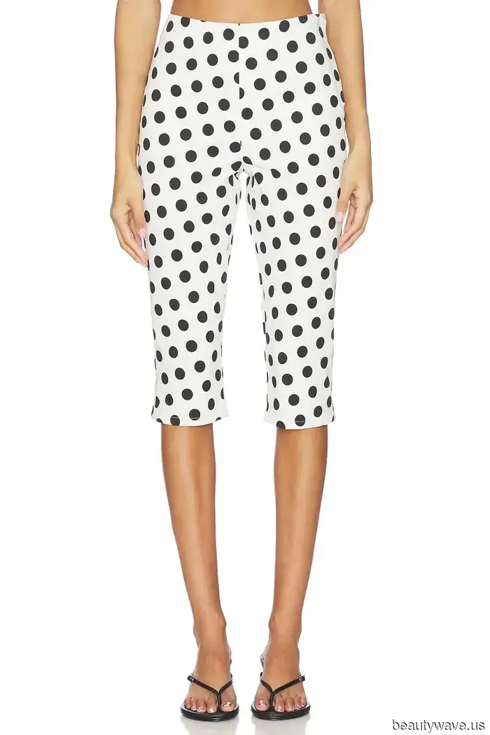 No, non sneakers: Kendall, Hailey, Bella e Lily *tutte* indossano pantaloni capri con questa tendenza delle scarpe