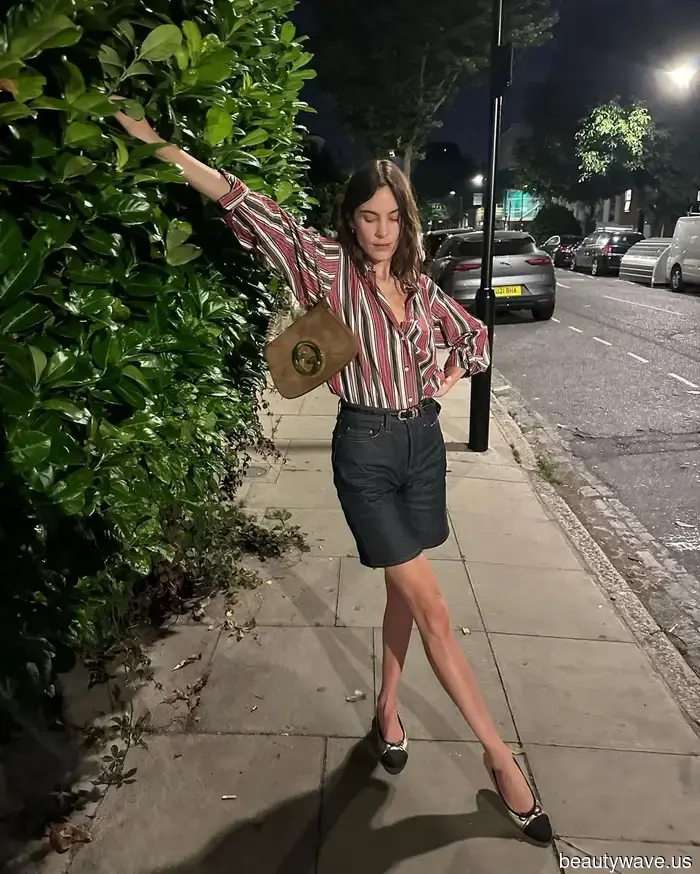 Доставка из Парижа: Все отказываются от сандалий, чтобы носить эти гораздо более стильные туфли с шортами