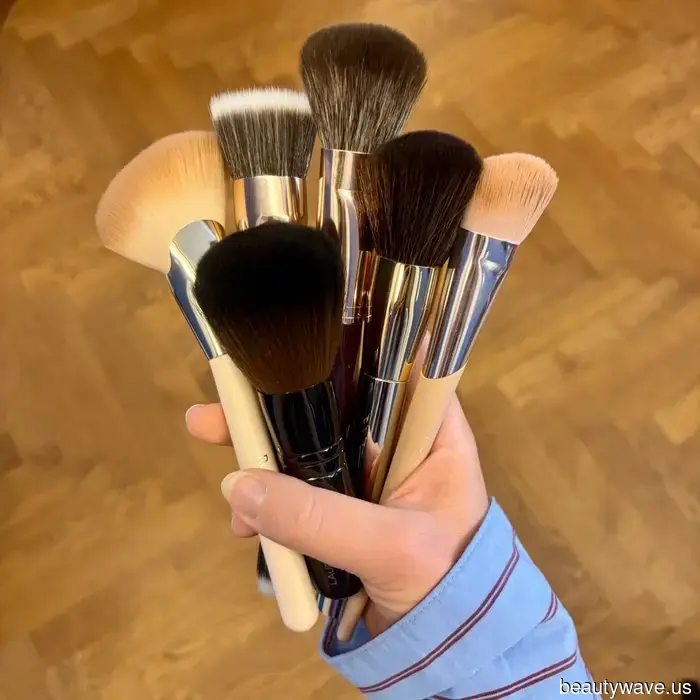 Sono un'editor di bellezza ossessionata dal bronzer&mdash;Questi 7 pennelli sono il mio segreto per un bagliore perfetto