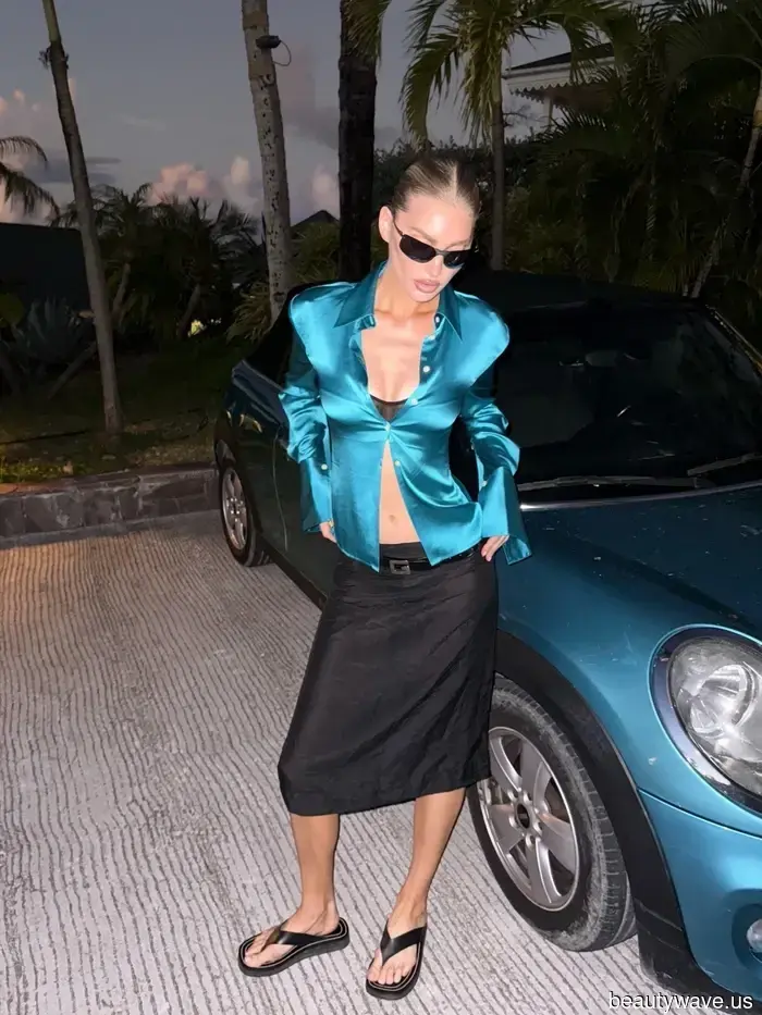 Questa tendenza della camicia in satin sembra uscita direttamente dall'era Gucci di Tom Ford&mdash;7 modi in cui le persone della moda stanno…