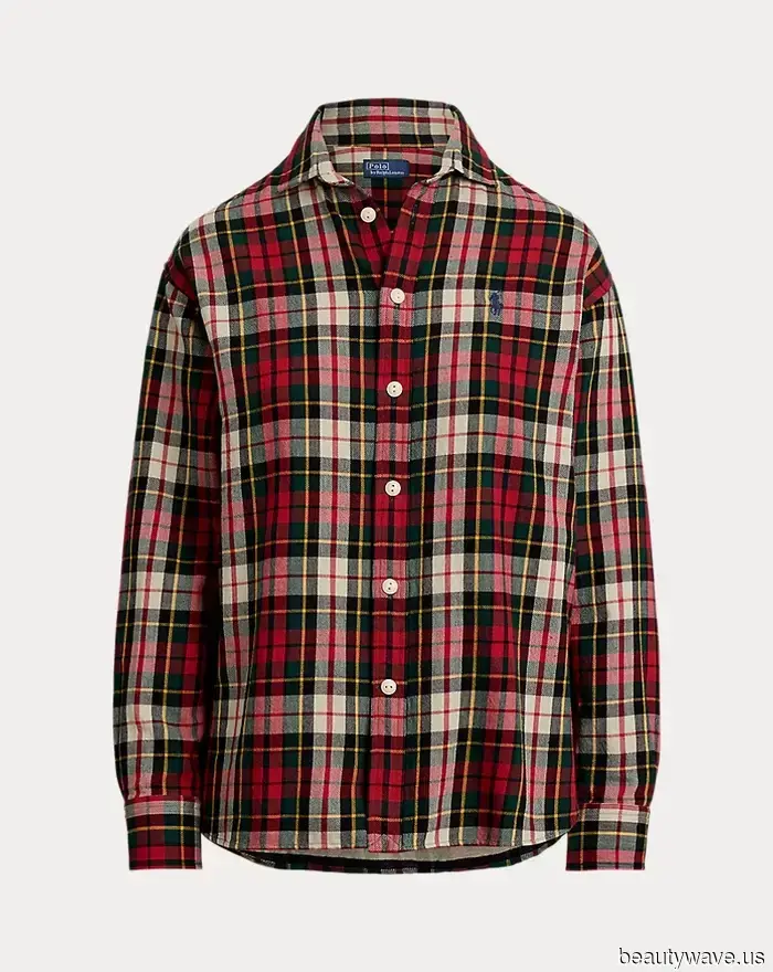 White button-down shirts are dull—here's the shirt trend that fashionable girls are pairing with leggings and Uggs instead.