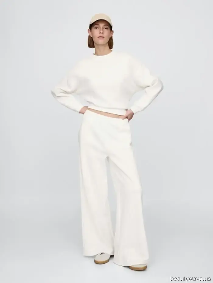 Improvvisamente, i pantaloni della tuta sono di nuovo "di moda"&mdash;aggiungi questa elegante tendenza dei cappotti per indossarli nel modo del 2025