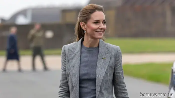 Kate Middleton acaba de usar la inesperada tendencia de color de zapatos que hace que los pantalones grises se vean más elegantes.