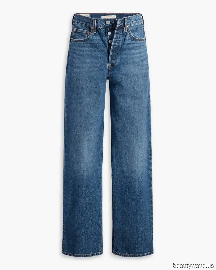 Indeed, ballet flats pair well with skirts, but they look even better in this Parisian-endorsed combination.