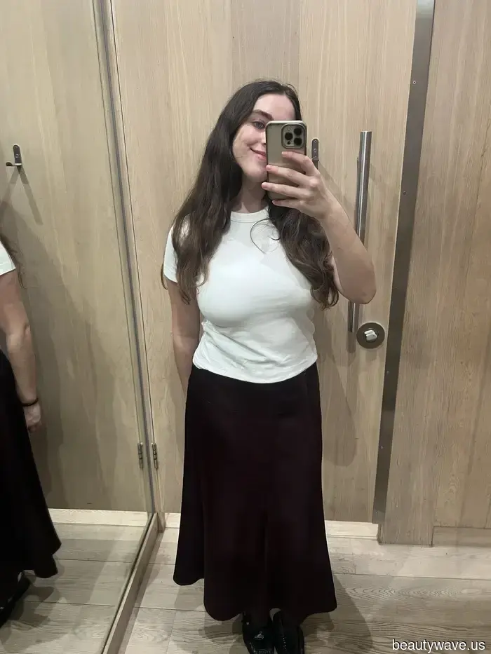 French women are unexpectedly abandoning their jeans in favor of this much more sophisticated trend— I decided to try it out myself.