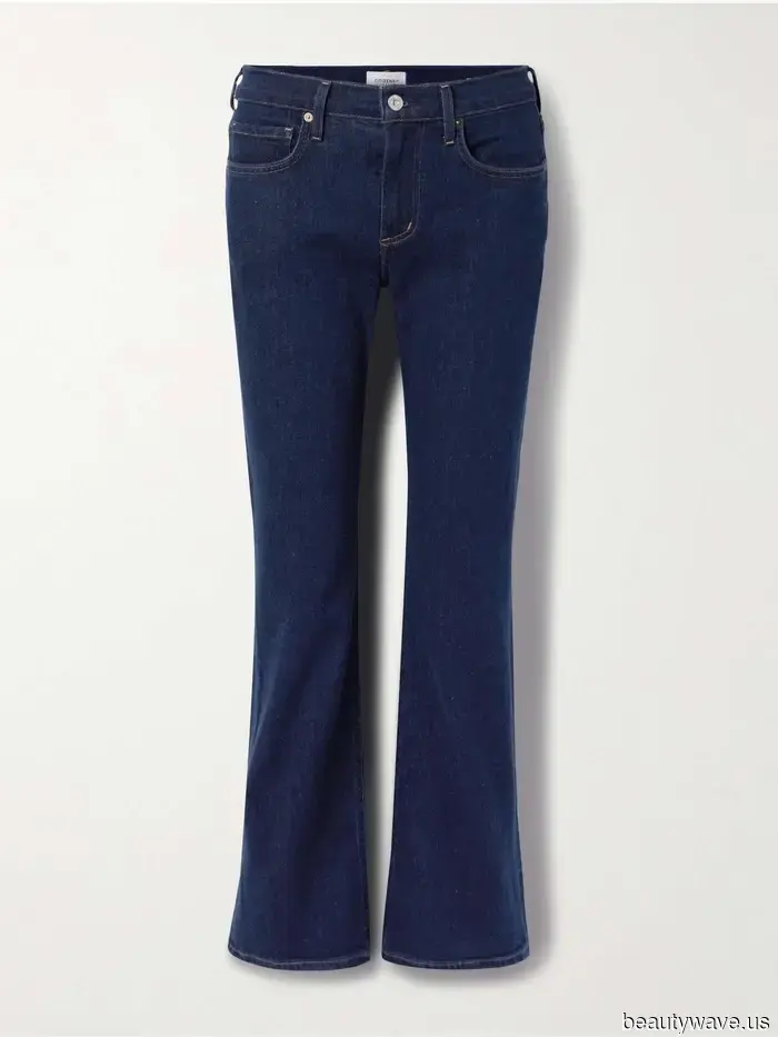 Per i viaggi in aeroporto, le donne francesi sanno che questa combinazione di jeans e scarpe da ginnastica è l'abbinamento perfetto.