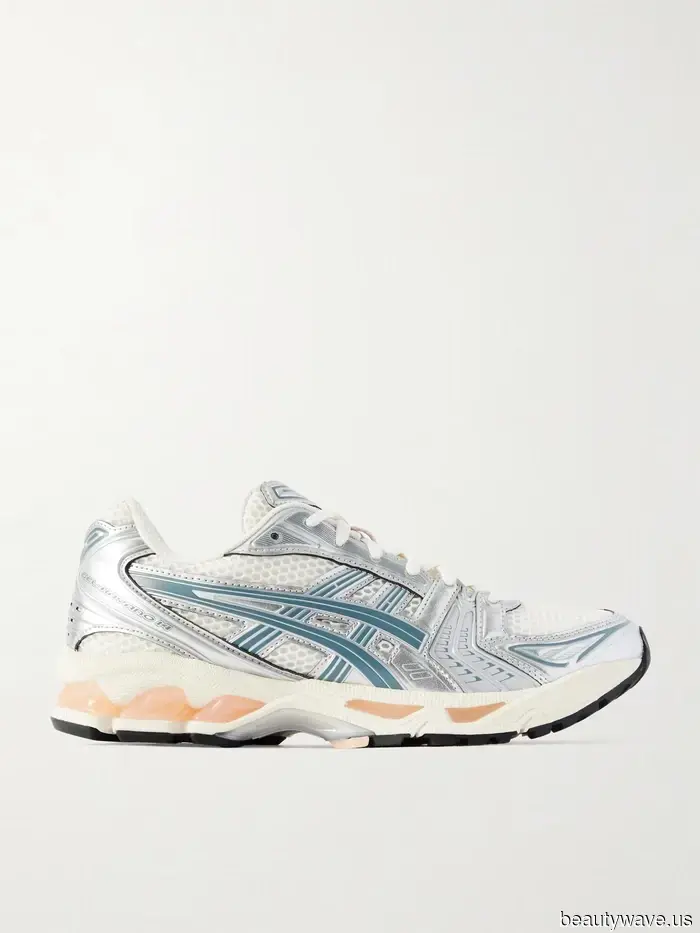 Bootcut leggings may appear odd with the wrong footwear, but these five styles can look stylish.