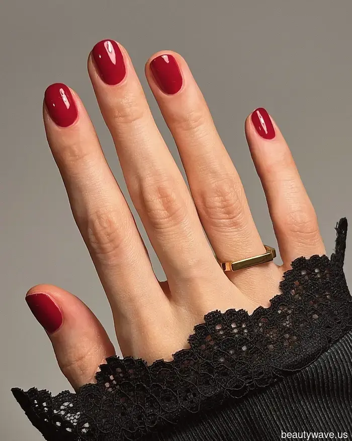 Entschuldigung, Ballettschuhe&mdash;ich greife diesen unbestreitbar schicken Essie-Nagellack diesen Winter.