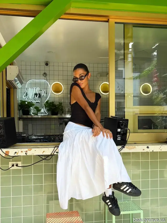 Es impactante lo mucho más genial que hace que este color de entrenador se vea con una falda blanca o jeans.