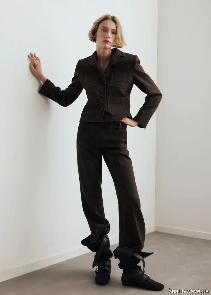 Breaking News from New York: Everyone with a Trendy Style Is Bringing Back This Once-Outdated Boot Trend.