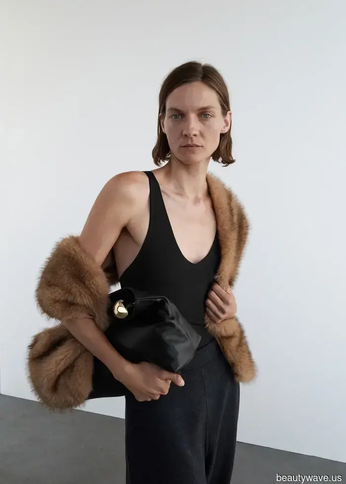 Il trucco che le persone della moda di New York stanno usando per rendere gli outfit "noiosi" di jeans e t-shirt chic questo autunno