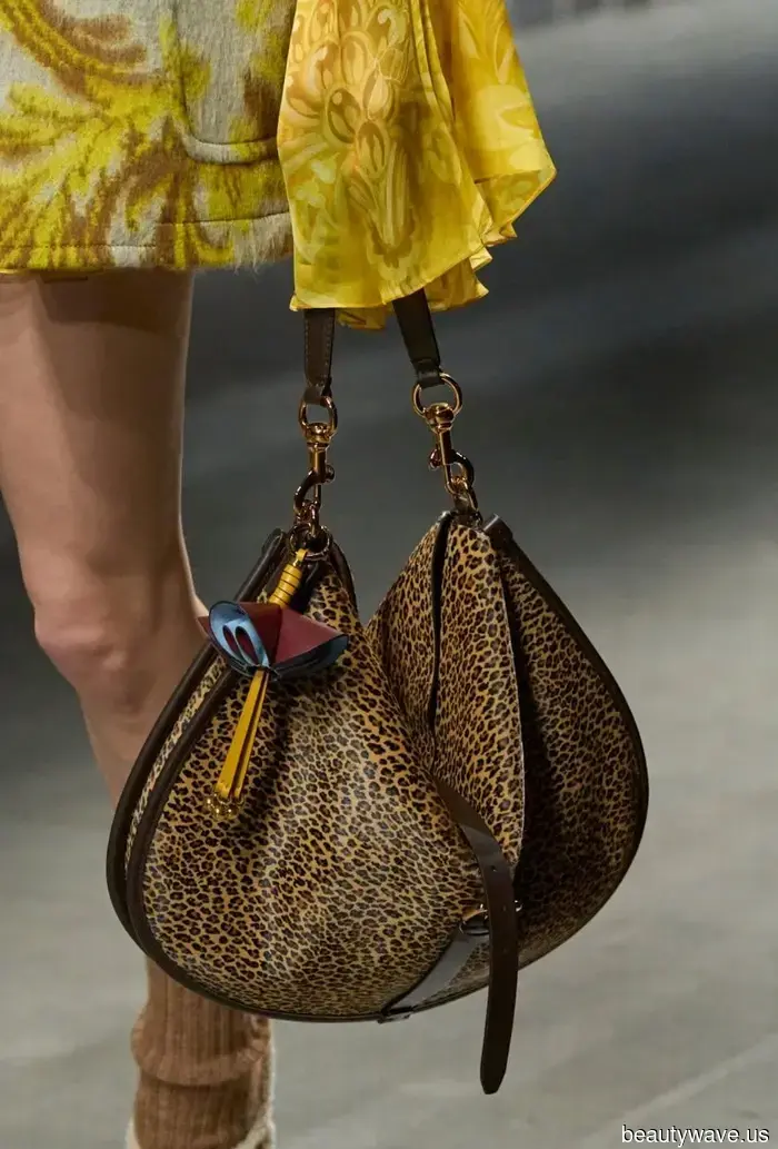 You’re a fashionista if you’re sporting one of these 7 winter handbag trends.