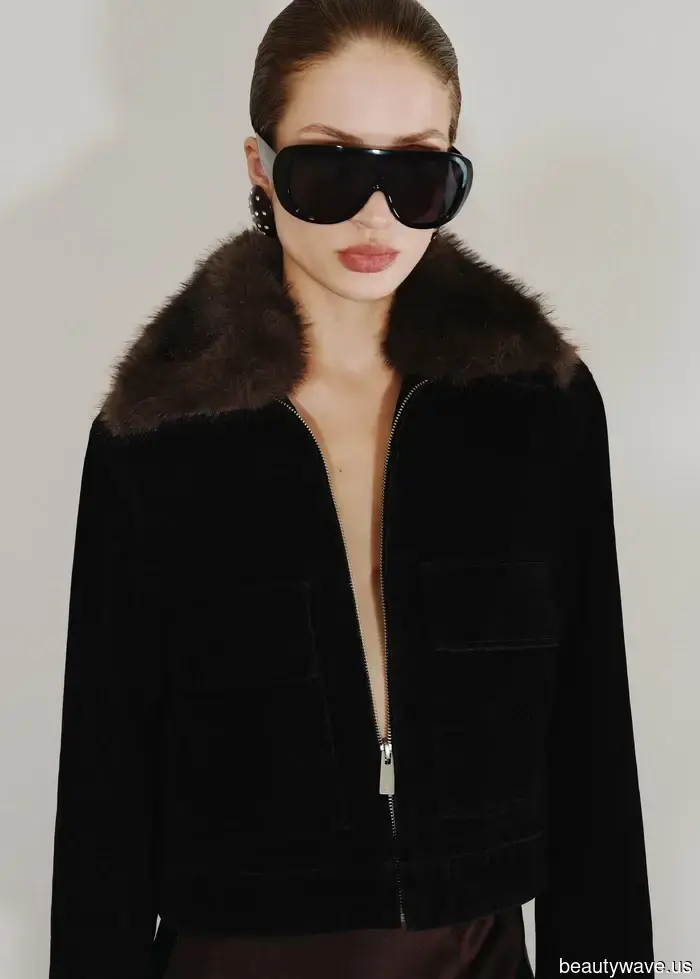 Zuerst Prada, jetzt Zara: Erwarten Sie, dass anspruchsvolle Frauen in Paris, NYC und Mailand diesen Mikro-Trend im Jahr 2026 tragen werden.