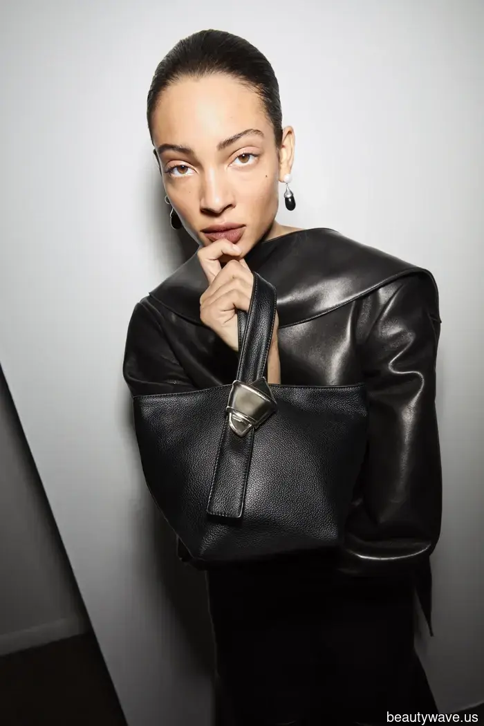 Ich würde meinen nächsten Gehaltsscheck darauf wetten, dass Merits neuester Lippenstift und die Lederhandtasche bis zum 8. Oktober ausverkauft sein werden.