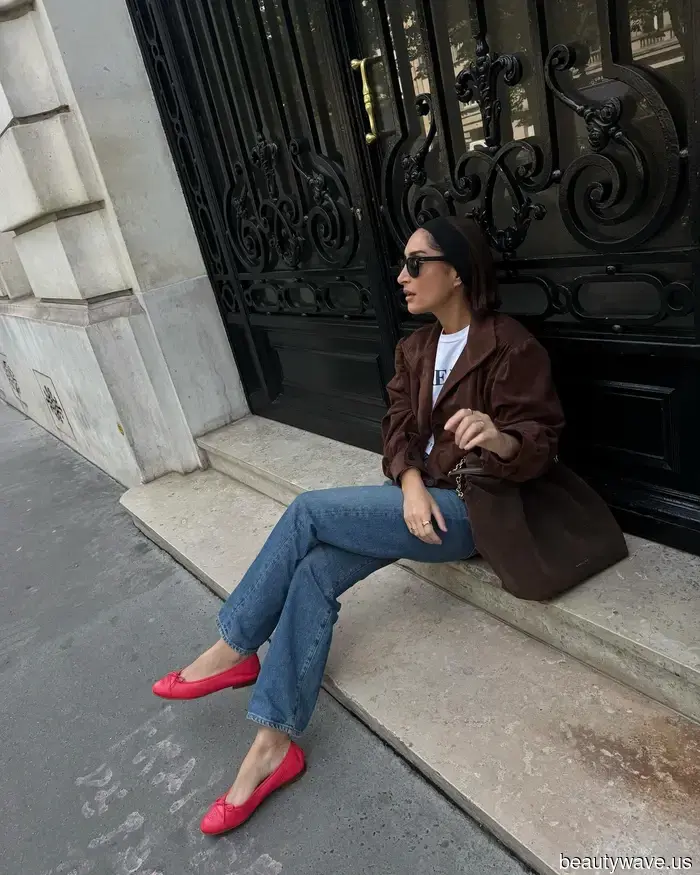 Si estás tratando de vestirte como una mujer francesa este otoño, evita estas tendencias de denim.