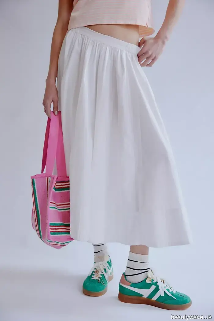 In der englischen Landschaft gesichtet: Die "hässlichen" It-Schuhe, die weiße Röcke cooler aussehen lassen als je zuvor…