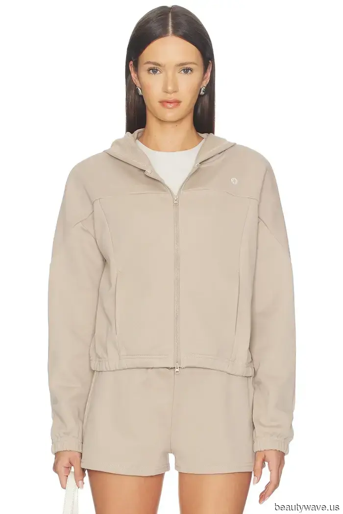 Il modo da ragazza cool per indossare i pantaloni eleganti è con questo basic e queste scarpe.