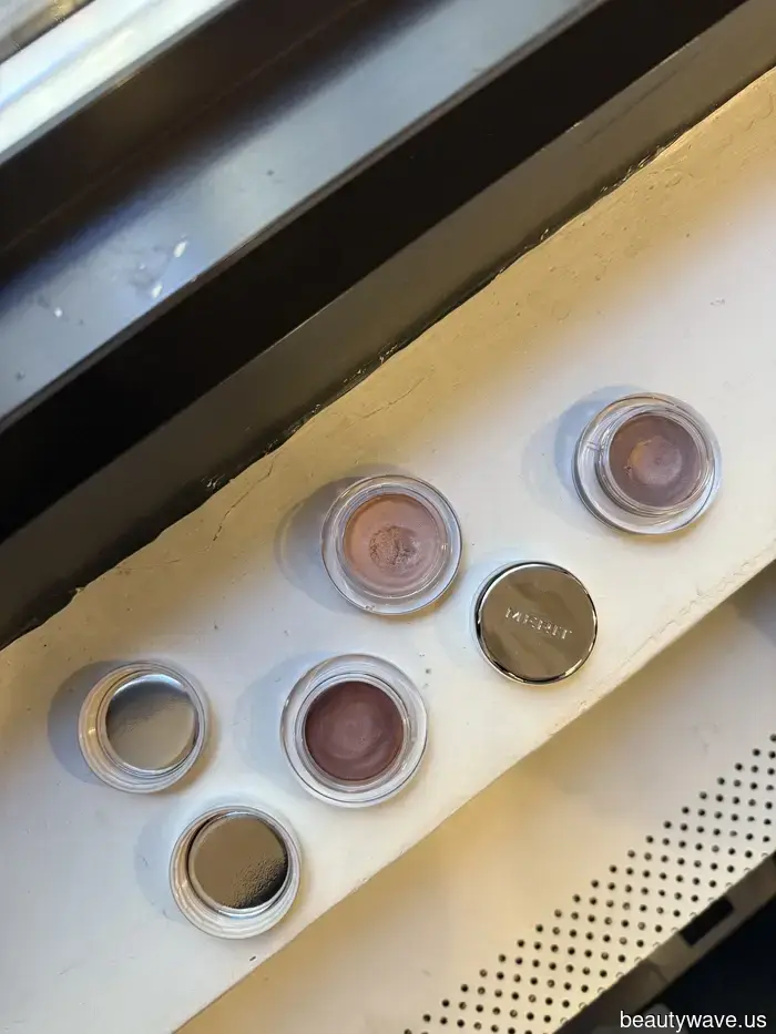 Merit&rsquo;s neue Creme-Lidschatten verleihen das unbeeindruckte &lsquo;90er-Supermodel-Feeling&mdash;ich könnte nicht besessener sein.