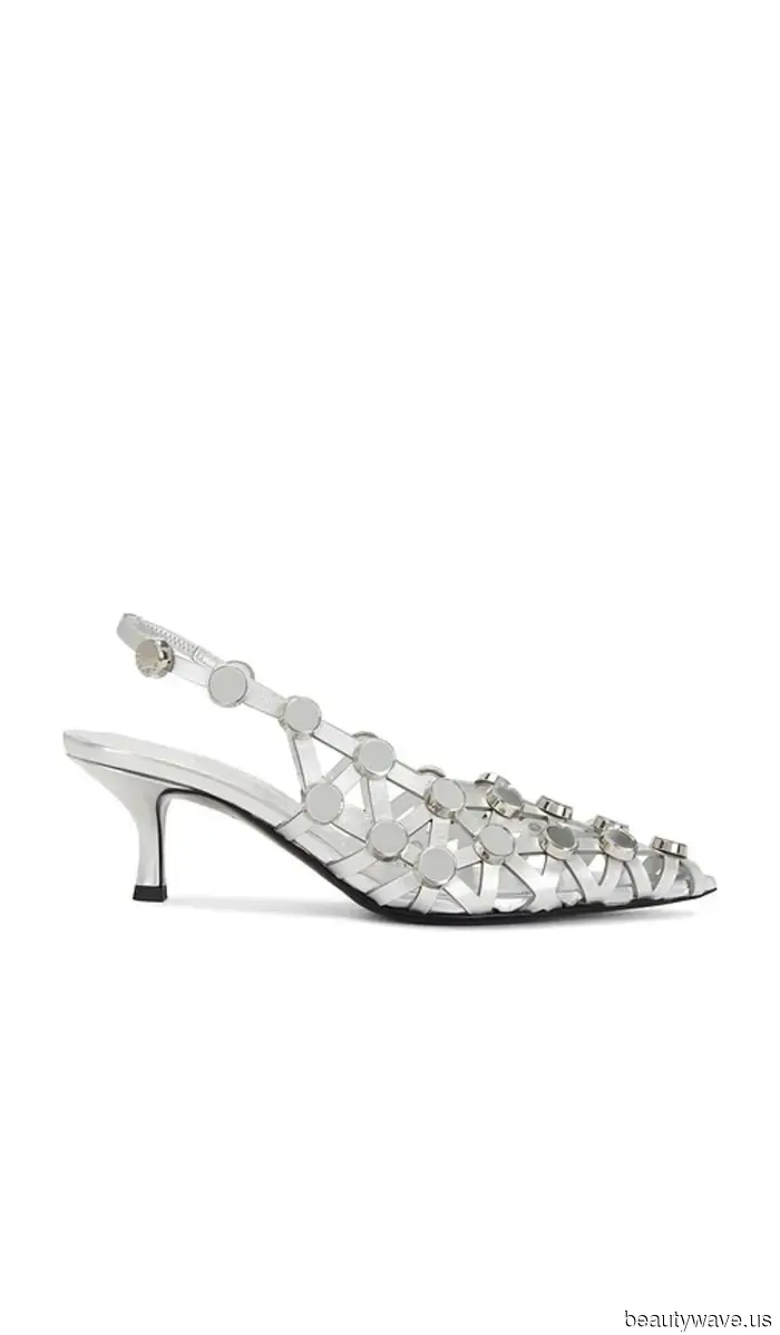 Questo è lo stile di tacco che Gigi Hadid ha indossato per rendere un vestito casual abbastanza elegante per una festa a New York.