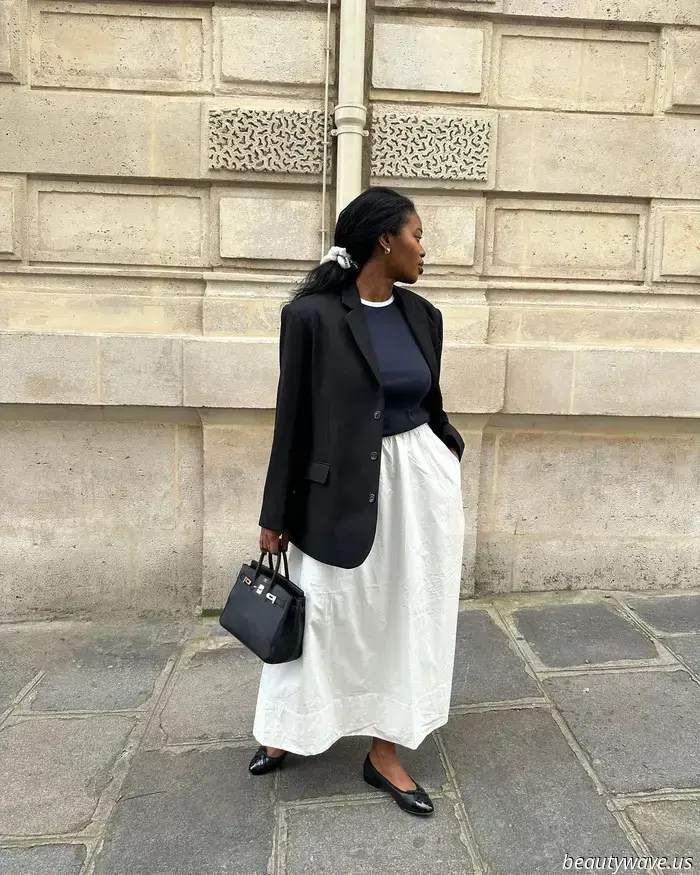 Las personas de la moda están dejando de usar sandalias en masa y en su lugar llevan elegantes zapatos planos que combinan con faldas blancas