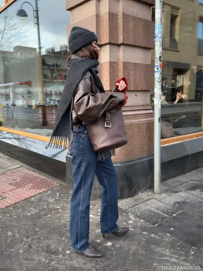 Visto en Londres: La nueva tendencia de jeans que los vestidores más elegantes están usando con tacones y botas