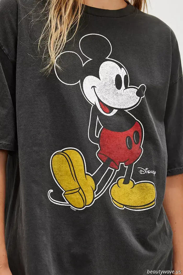 A Parigi, L.A. e Londra, le t-shirt bianche basic vengono messe da parte a favore di questa alternativa più alla moda