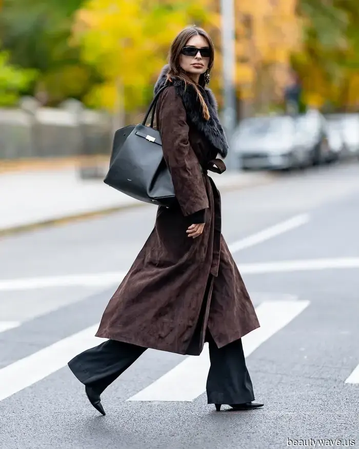 Visto en NYC: Emily Ratajkowski usando el bolso de $695 que la gente de moda no puede dejar de adorar.