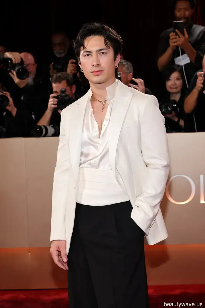 Connor Storrie and Hudson Williams Just Added 100% More Sex Appeal to the Golden Globes With These Two Outfit Details.