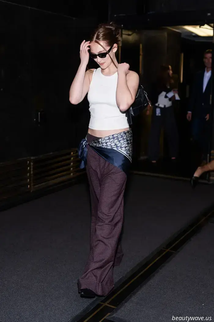 Don this stylish accessory with pants this summer if you wish to achieve a luxurious look.