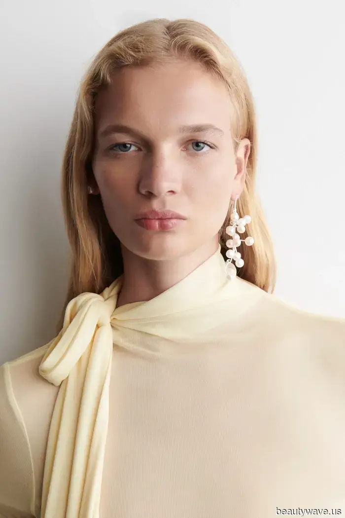 Throughout Paris Fashion Week, everyone was pairing leggings with this shoe trend, and I'm making a note of it.