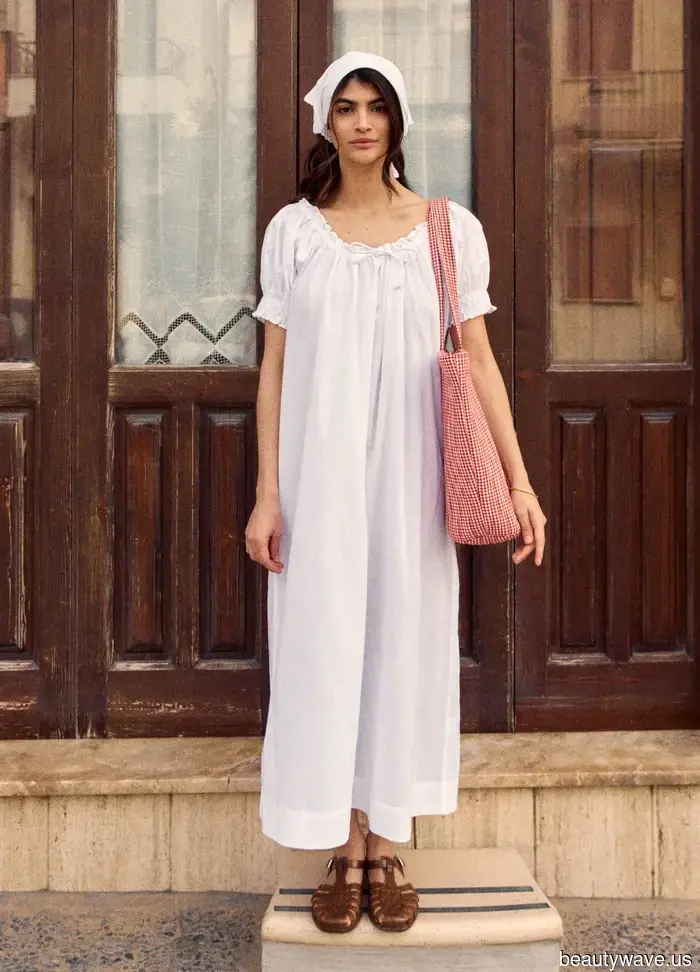 Die französisch-girl-codierte Sommer-Outfit-Formel, auf die sich Modeleute in ihren 20ern und 50ern einigen