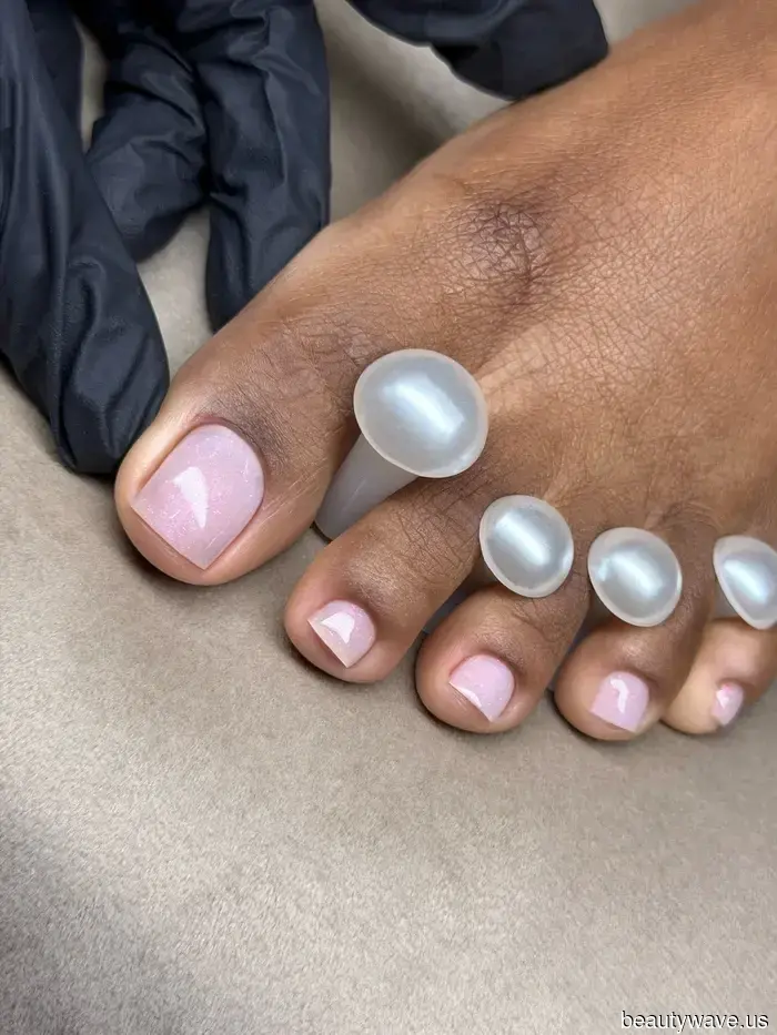Non latte, non bianco&mdash;questa è la pedicure che le ragazze cool indosseranno in estate