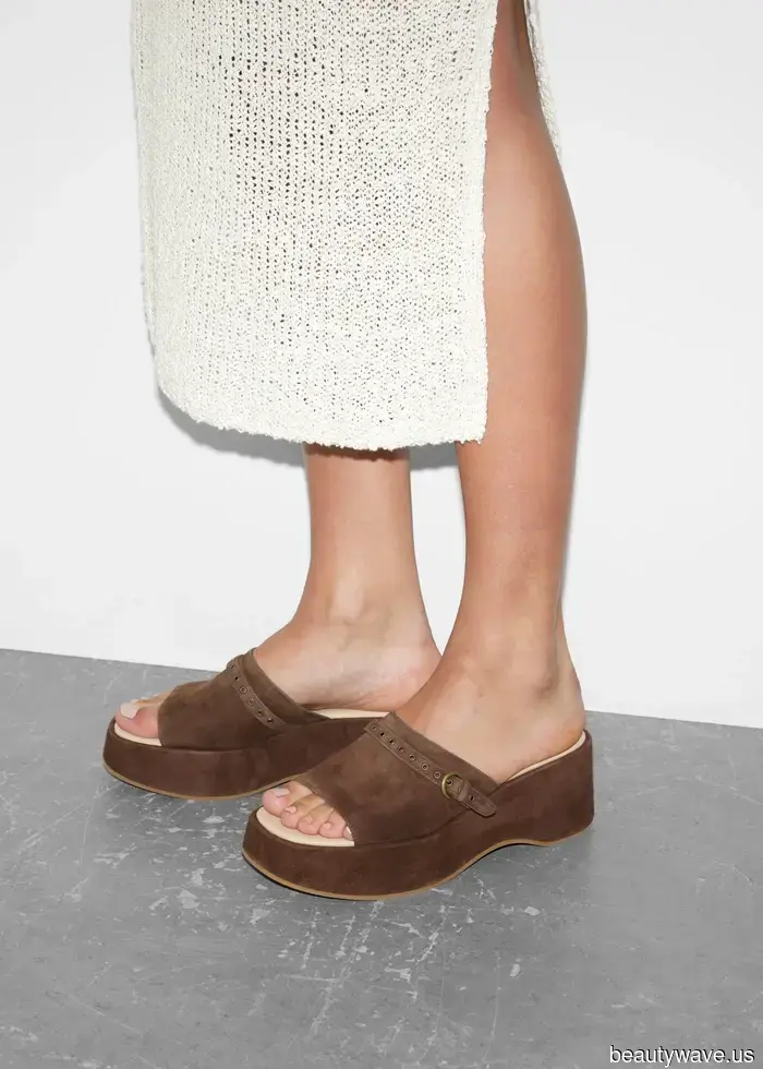 Ich dachte, ich hasse die Mode der 2000er, aber diese Retro-Sandalen-Trends sind tatsächlich schick.