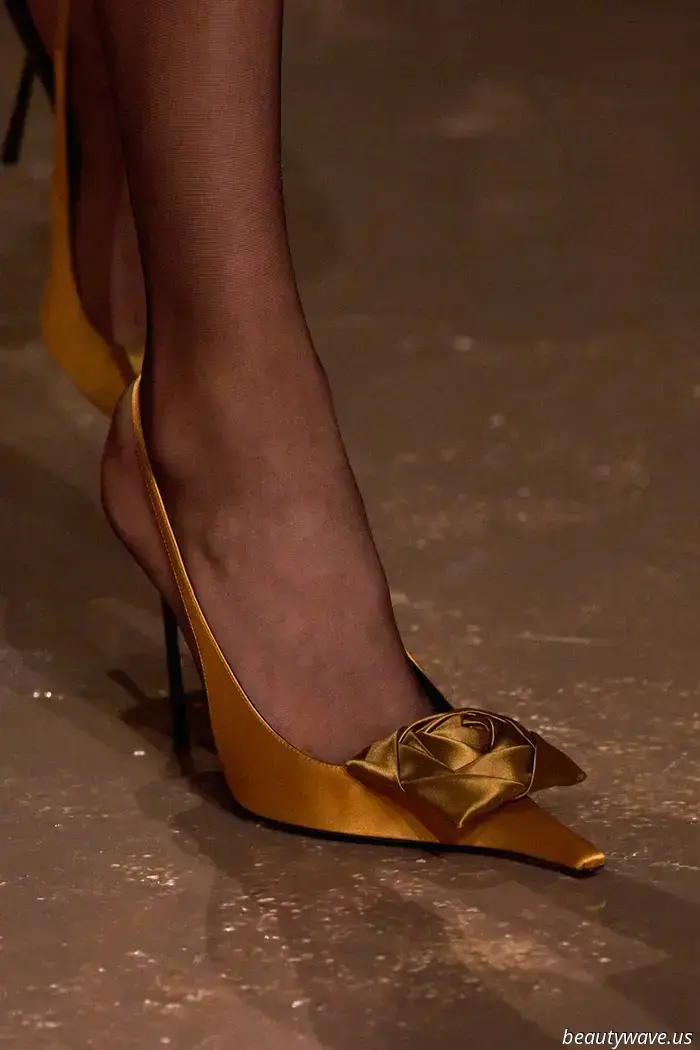 Von Slip-Röcken bis hin zu Kätzchen-Heels ist das Satin-Stück ein Must-Have für 2025