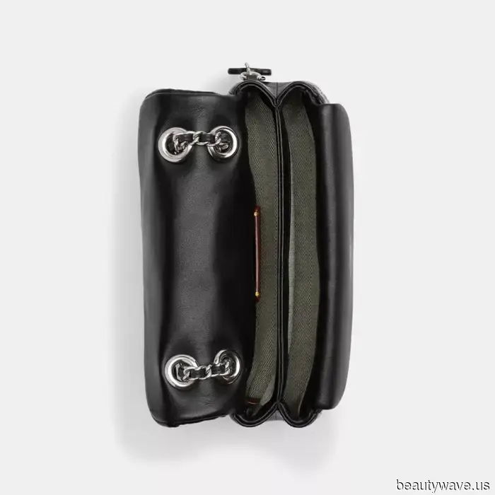 Die coolsten französischen Mädchen tragen diese 6 Sommer-Handtaschen-Trends durch die Hitzewelle in Paris.