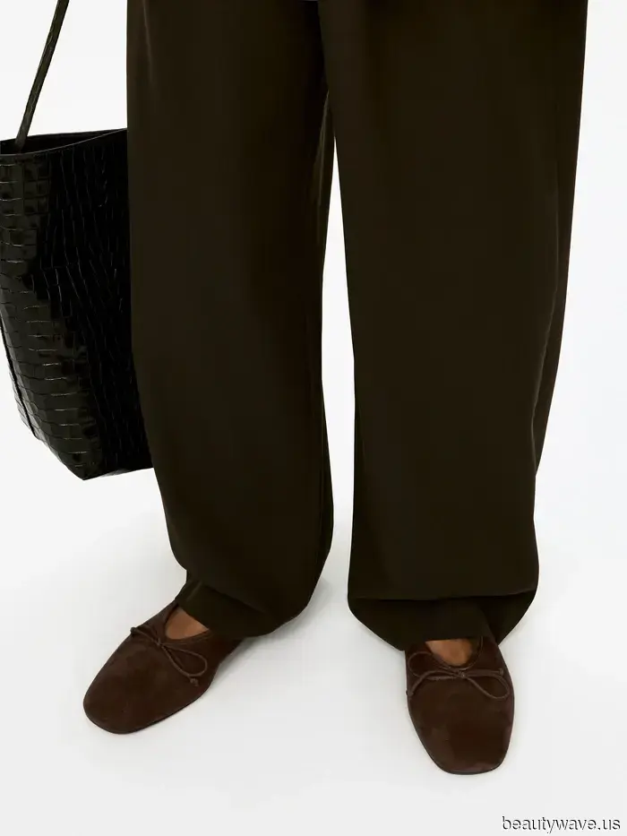 Non tutte le scarpe si abbinano ai jeans marrone cioccolato, ma questi 5 stili sicuramente sì.