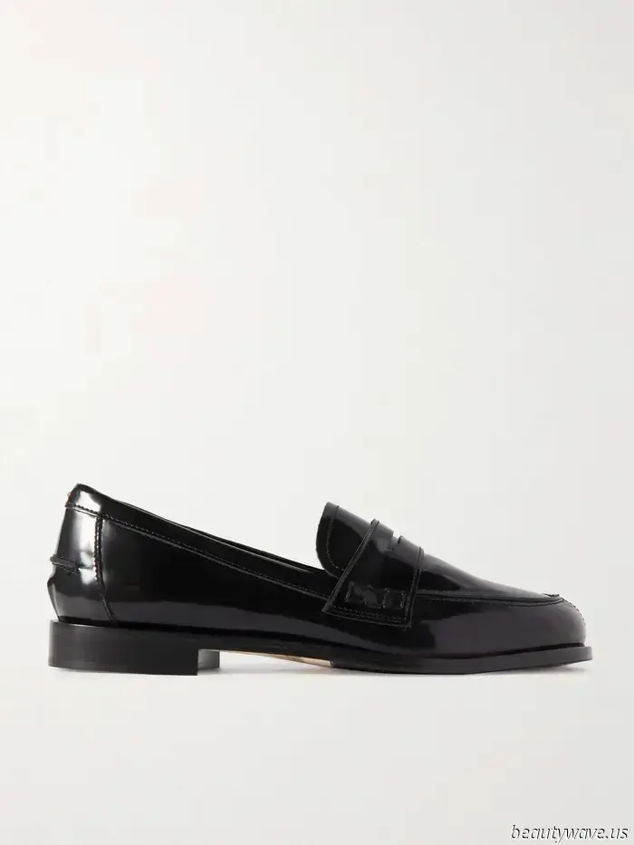 Stylishly Attired Individuals Recognize That This Flat-Shoe Trend Instantly Enhances Baggy Jeans.